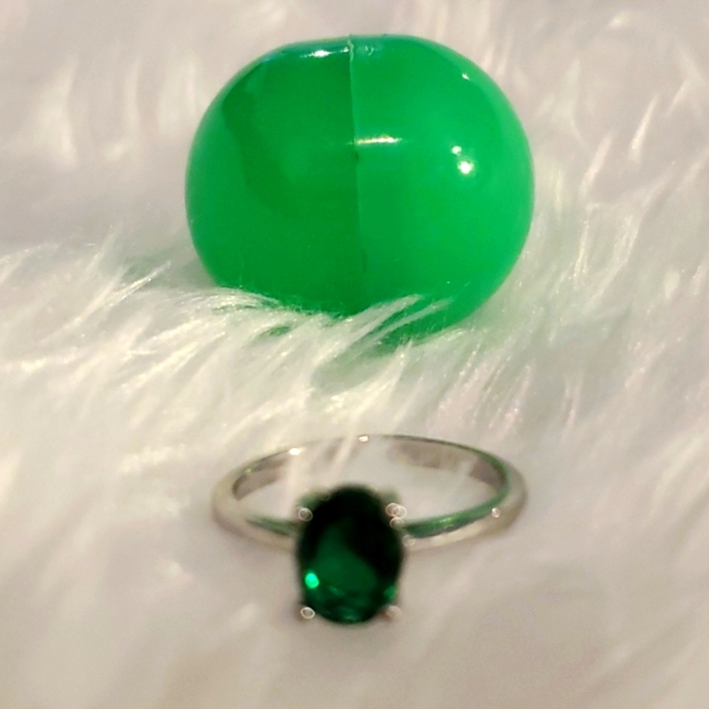 Elegant Silver .925 Sterling Silver Ring with Green Gemstone, Size 8.